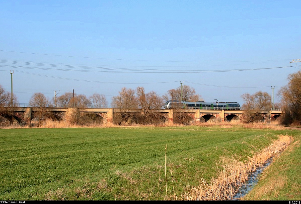 Nachschuss auf 1442 128 (Bombardier Talent 2) der S-Bahn Mitteldeutschland (DB Regio Südost) als S 37757 (S7) von Halle-Nietleben nach Halle(Saale)Hbf Gl. 13a, die in der Saaleaue bei Angersdorf auf der Bahnstrecke Halle–Hann. Münden (KBS 590) fährt. [8.4.2018 | 18:28 Uhr]