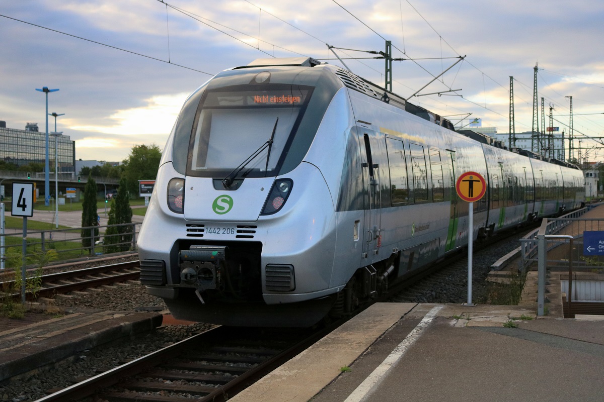 Nachschuss auf 1442 206 (Bombardier Talent 2) der S-Bahn Mitteldeutschland (DB Regio Südost), der von Halle(Saale)Hbf auf Gleis 1 leer in die Abstellung gefahren wird. [29.7.2017 - 19:54 Uhr]