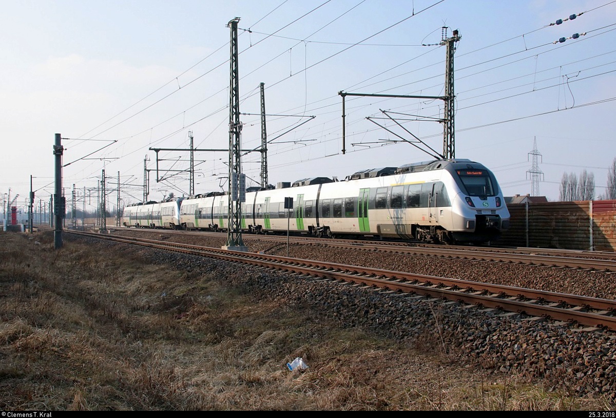 Nachschuss auf 1442 210 und 1442 109 (Bombardier Talent 2) der S-Bahn Mitteldeutschland (DB Regio Südost) als S 37573 (S5) von Zwickau(Sachs)Hbf nach Halle(Saale)Hbf, die in Halle-Kanena auf der Bahnstrecke Magdeburg–Leipzig (KBS 340) fahren. [25.3.2018 | 16:43 Uhr]