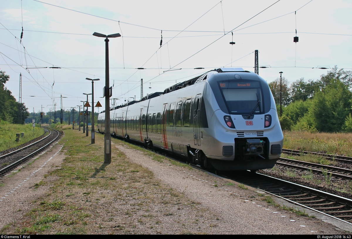 Nachschuss auf 1442 308 (Bombardier Talent 2) von DB Regio Südost als RB 16154 (RB51) von Lutherstadt Wittenberg Hbf nach Dessau Hbf, die den Bahnhof Meinsdorf auf Gleis 2 verlässt.
Aufgenommen im Gegenlicht.
[1.8.2018 | 16:43 Uhr]