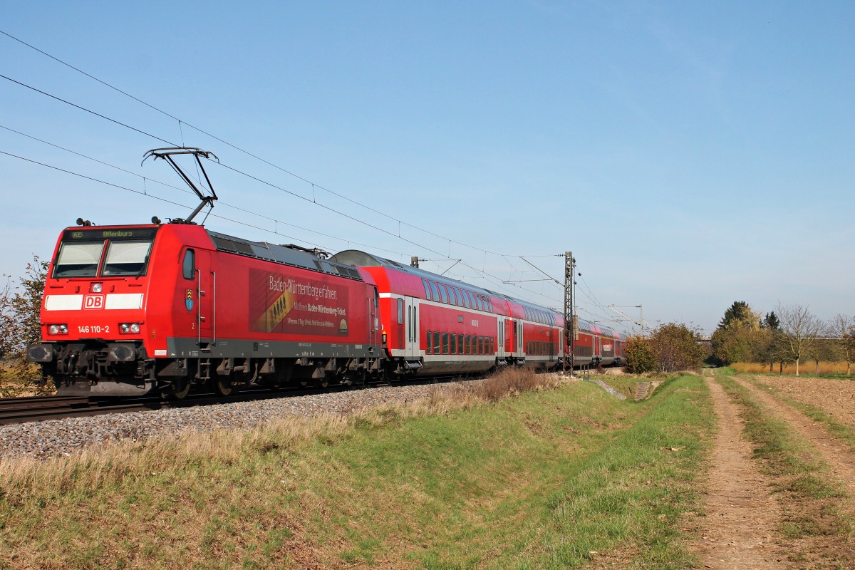 Nachschuss auf 146 110-2  Baden Württemberg erfahren/Müllheim (Baden)  am 31.10.2014, als sie mit einem RE (Basel Bad Bf - Offenburg) bei Hügelheim ihrem nächsten Zwischenhalt in Heitersheim entgegen fuhr.
