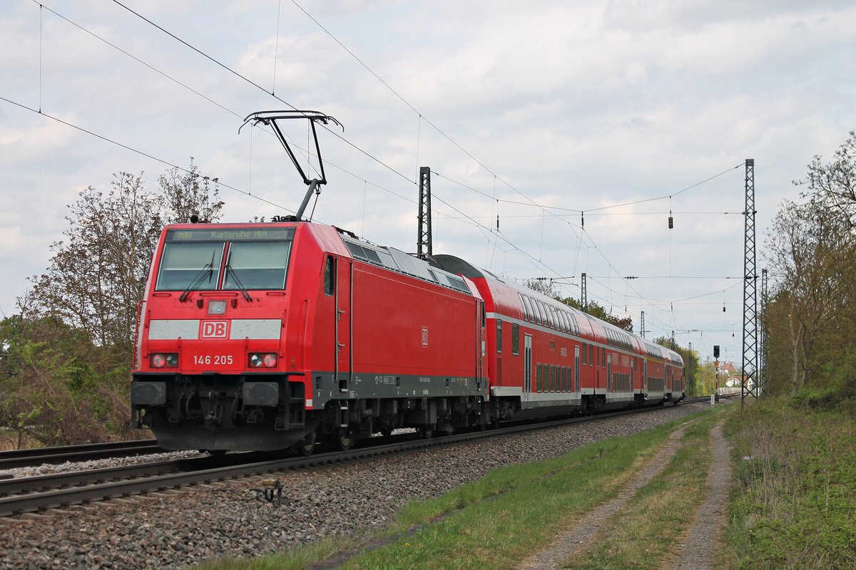 Nachschuss auf 146 205, als diese am Mittag des 13.04.2017 ihre RB (Basel Bad Bf - Karlsruhe Hbf) aus dem Bahnhof von Heitersheim gen Bad Krozingen schob.