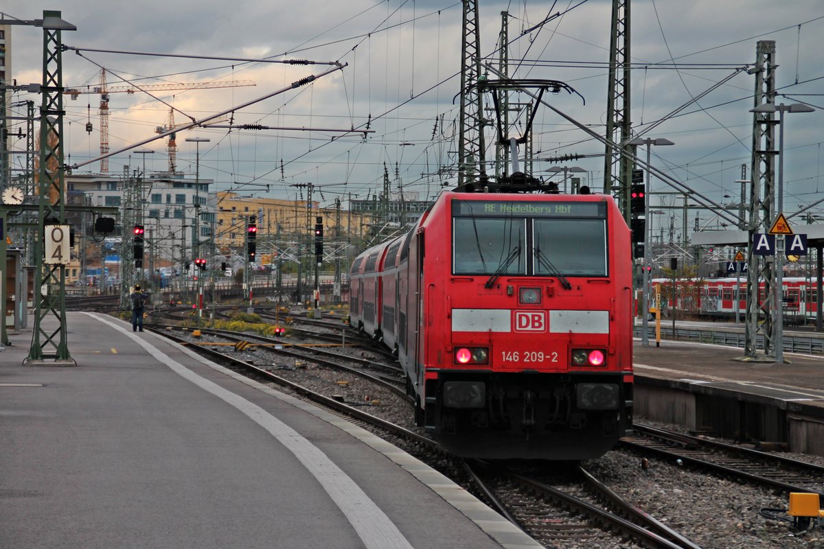 Nachschuss auf 146 209-2, welche als RE (Stuttgart Hbf - Heidelberg Hbf) aus dem Stuttgarter Hauptbahnhof ausfuhr.