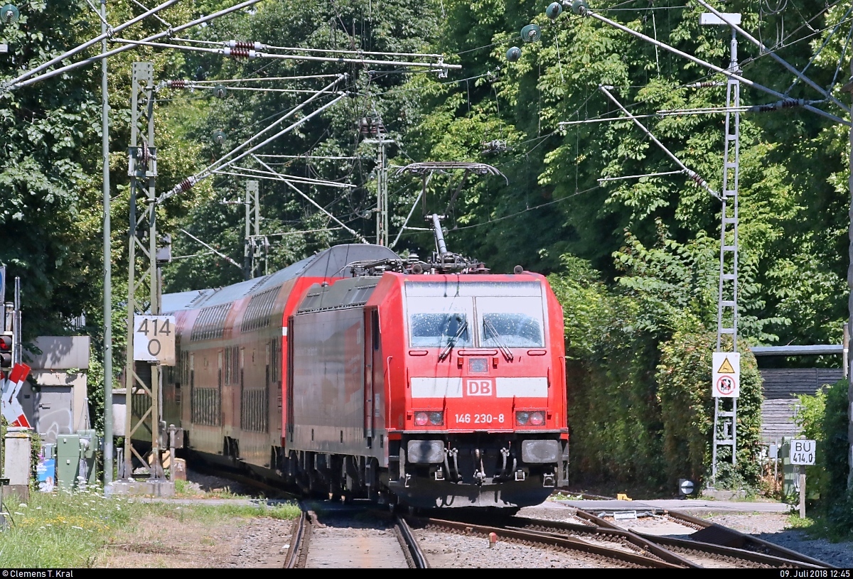 Nachschuss auf 146 230-8  750 Jahre Radolfzell  als verspäteter RE 4718 nach Karlsruhe Hbf, der seinen Startbahnhof Konstanz auf Gleis 3a am Konzil verlässt.
[9.7.2018 | 12:45 Uhr]