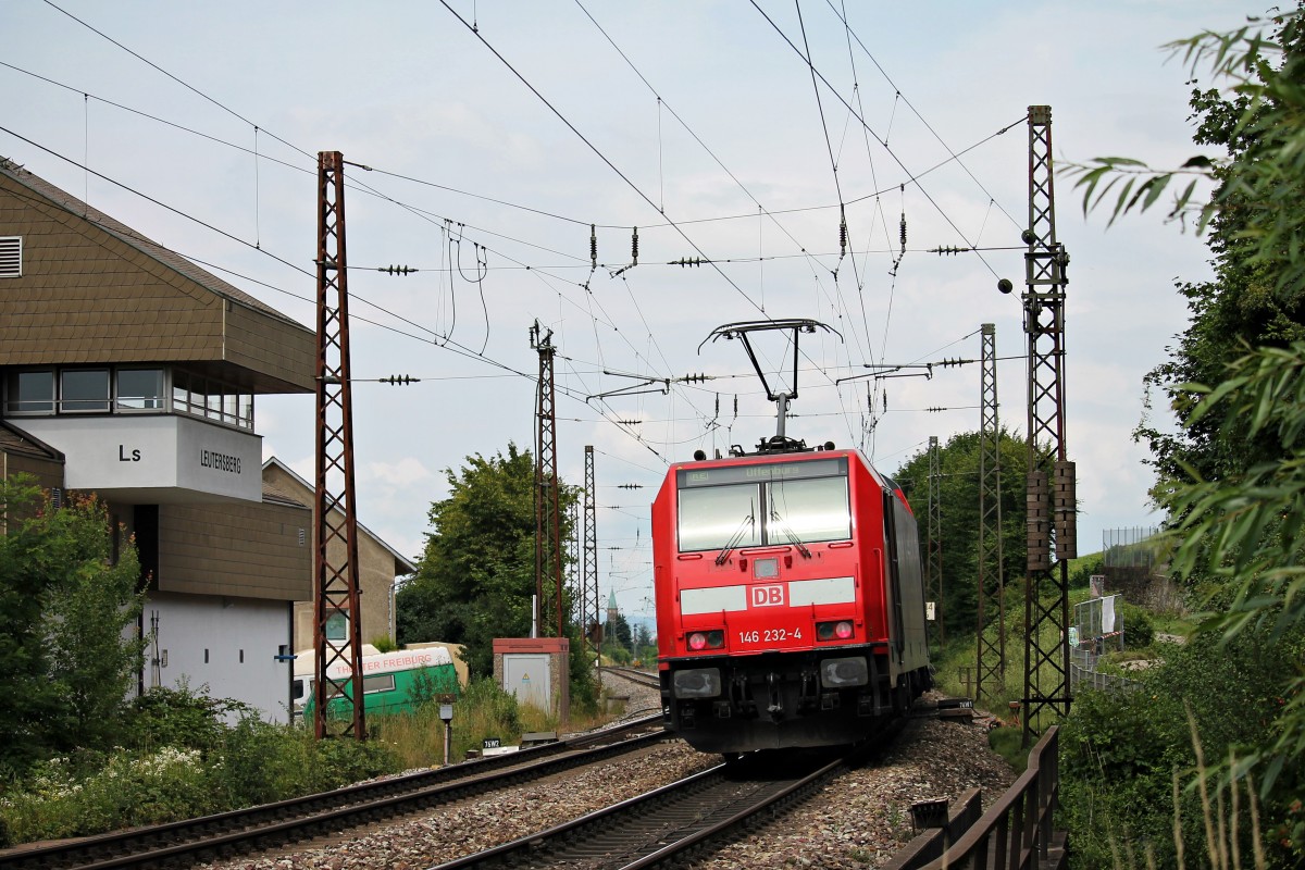Nachschuss auf 146 232-4, als diese mit einem RE (Schliengen - Offenburg) am Abzweig Leutersberg vorbeifährt.