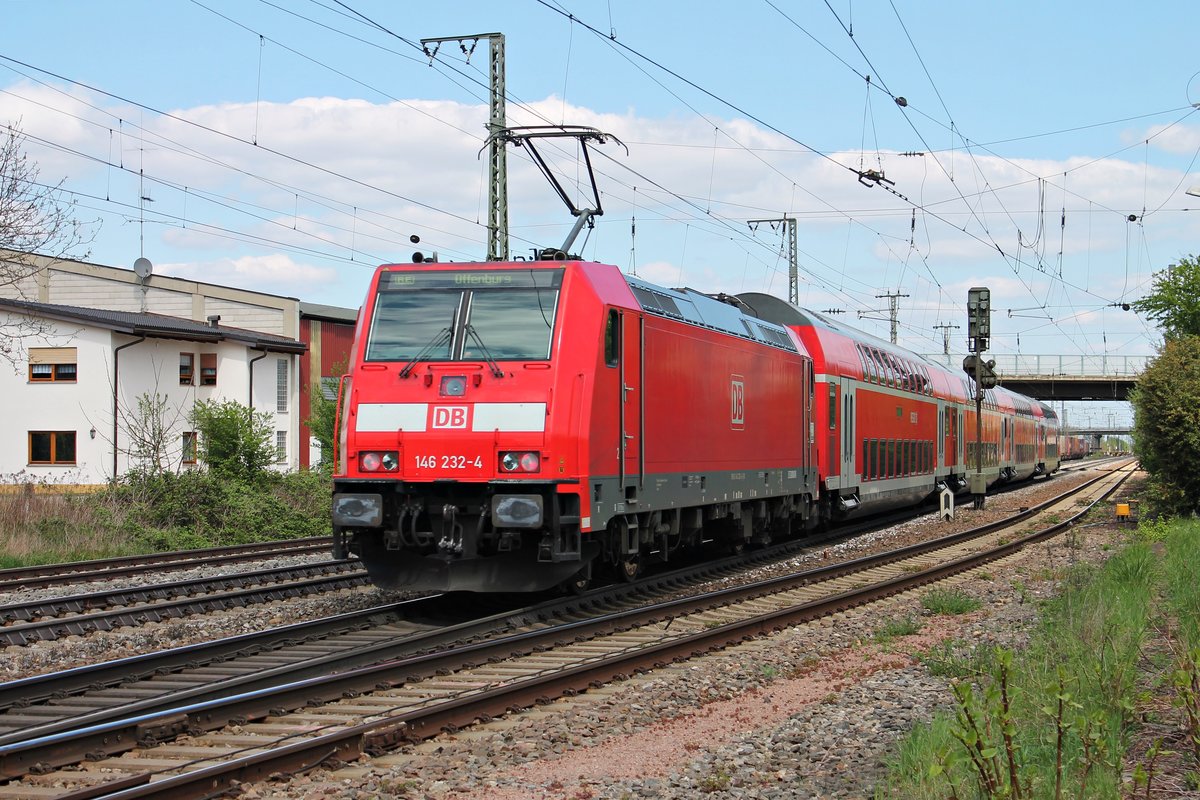 Nachschuss auf 146 232-4 am 18.04.2015, als sie mit einem RE (Basel Bad Bf - Offenburg) aus dem Bahnhof von Müllheim (Baden) ausfuhr.