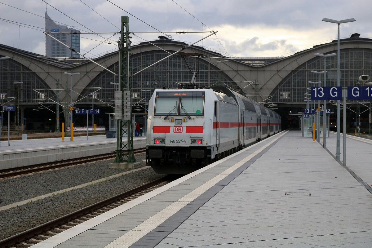 Nachschuss auf 146 557-4 DB als IC 2443 (Linie 55) von Köln Hbf nach Dresden Hbf, der Leipzig Hbf auf Gleis 13 erreicht. [31.10.2017 | 13:18 Uhr]