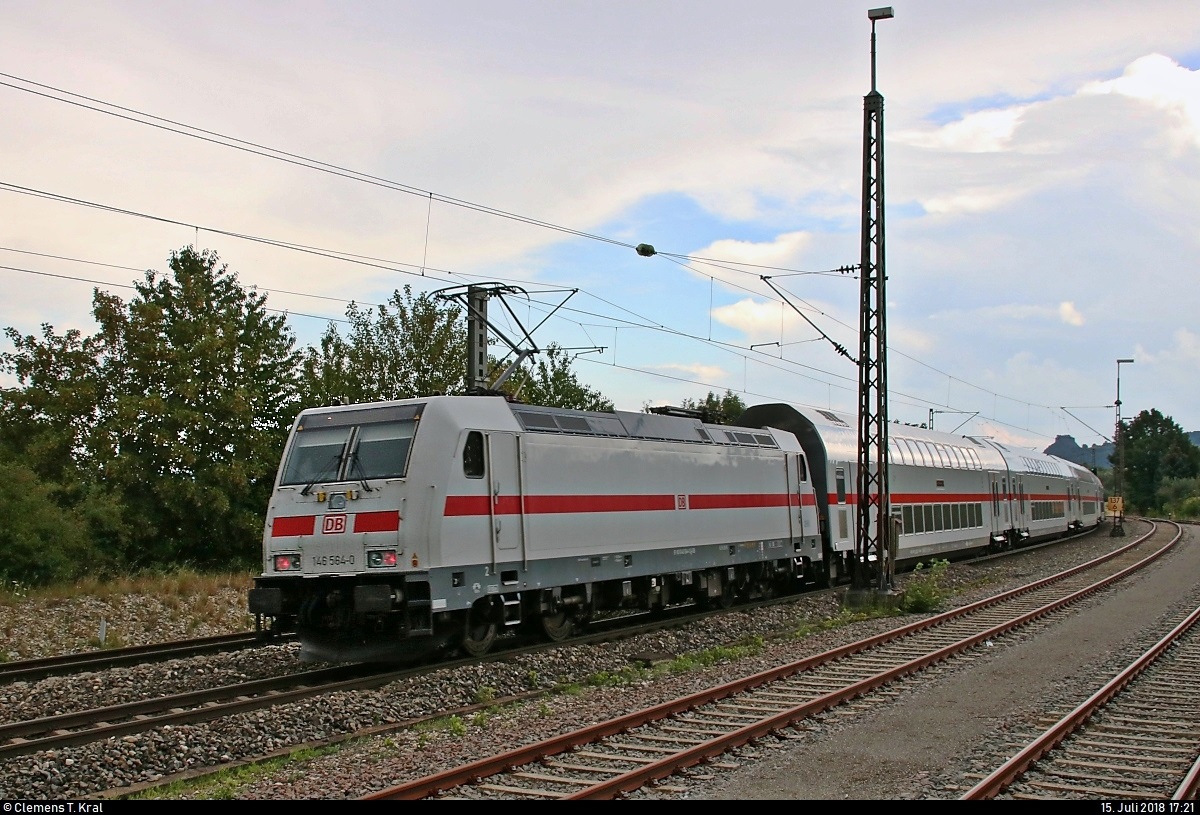Nachschuss auf 146 564-0 DB als IC 2389 (Linie 87) bzw. RE 52389 (Linie 87) von Stuttgart Hbf nach Singen(Hohentwiel), der den Bahnhof Welschingen-Neuhausen auf der Bahnstrecke Offenburg–Singen (Schwarzwaldbahn (Baden) | KBS 720) durchfährt.
Bild durchlief die Selbstfreischaltung (unscharfe Lokfront).
[15.7.2018 | 17:21 Uhr]