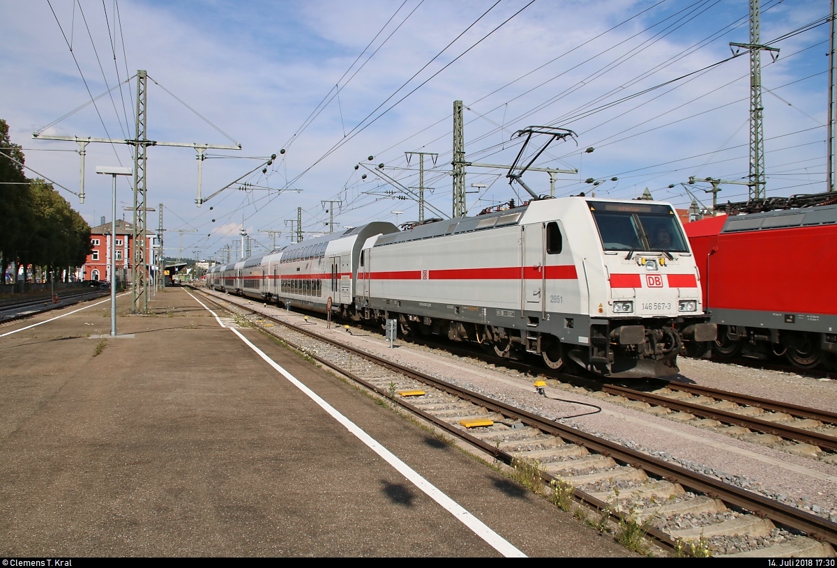 Nachschuss auf 146 567-3 DB als IC 2389 (Linie 87) bzw. RE 52389 (RE87) von Stuttgart Hbf, der seinen Endbahnhof Singen(Hohentwiel) auf Gleis 2 erreicht.
[14.7.2018 | 17:30 Uhr]