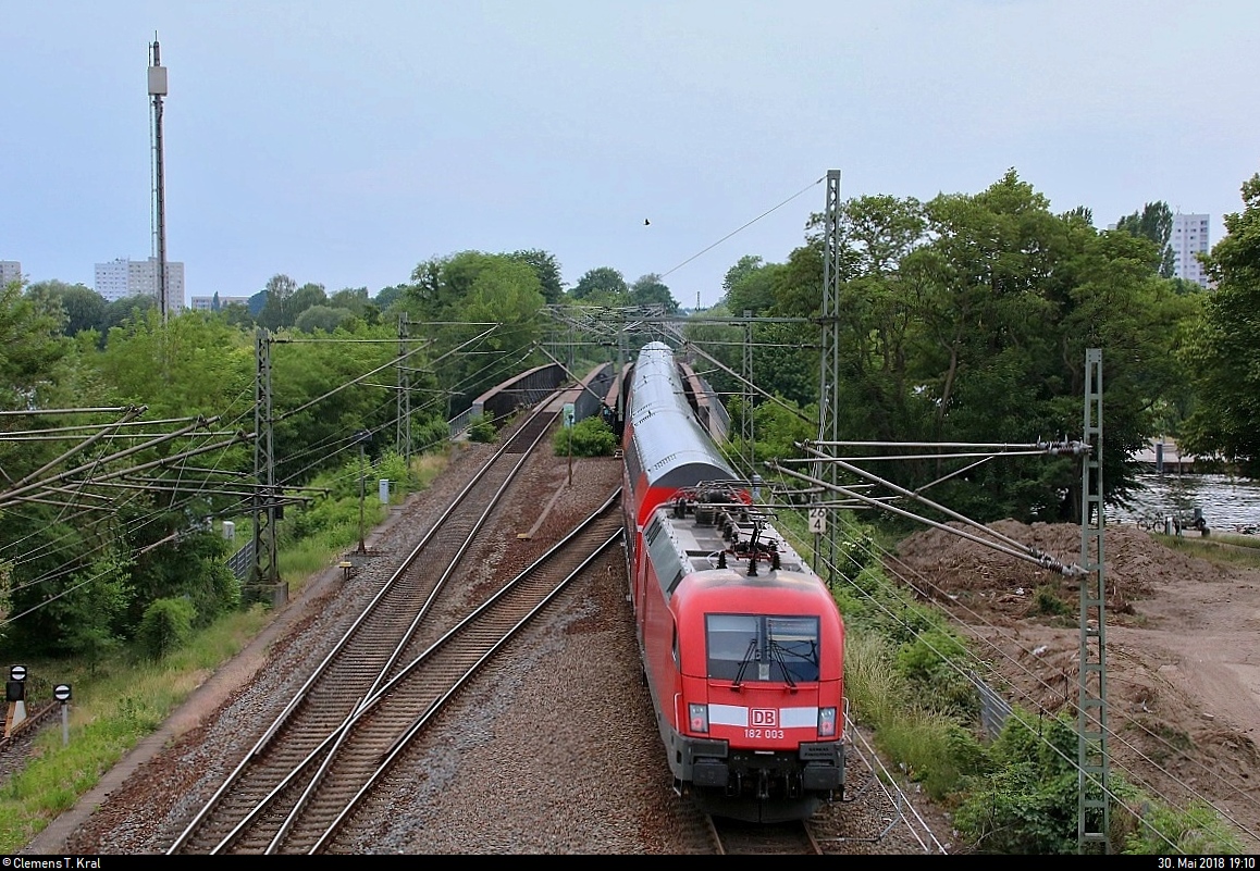Nachschuss auf 182 003 (Siemens ES64U2) von DB Regio Nordost als RE 3186 (RE1) von Frankfurt(Oder) nach Brandenburg Hbf, der Potsdam Hbf auf Gleis 3 verlässt.
(verbesserte Version)
[30.5.2018 | 19:10 Uhr]