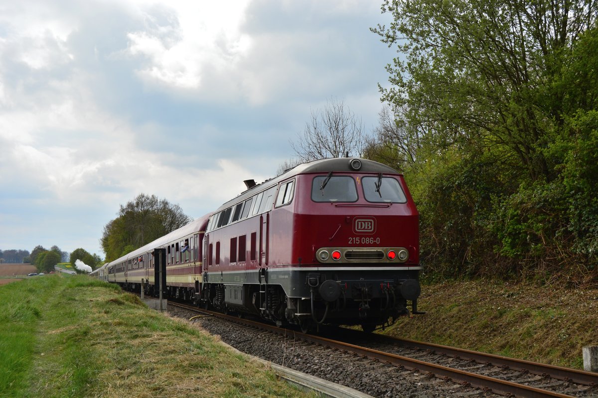 Nachschuss auf die 215 086-0 am Zugschluss des Sonderzuges nach Limburg.

Dornburg 22.04.2017