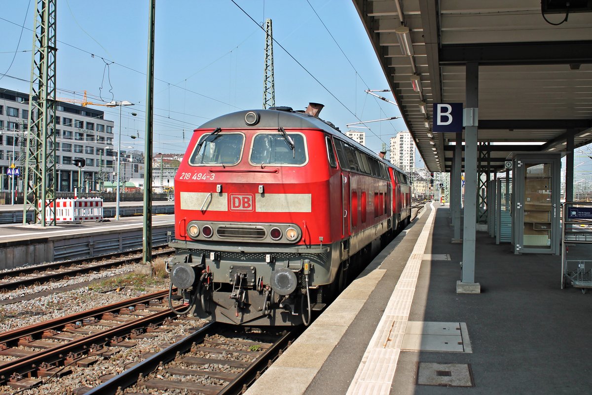 Nachschuss auf 218 494-3 und 218 491-9, welche am 09.04.2015 den IC 118 (Innsbruck Hbf - Münster (Westf.) Hbf) von Lindau bis in den Kopfbahnhof von Stuttgart brachten und ihn hier an die ES 64 U2-007 übergaben. Nun befinden sich die beiden Maschinen sich auf der Fahrt ins BW Stuttgart-Rosenstein um eine Pause zu machen.