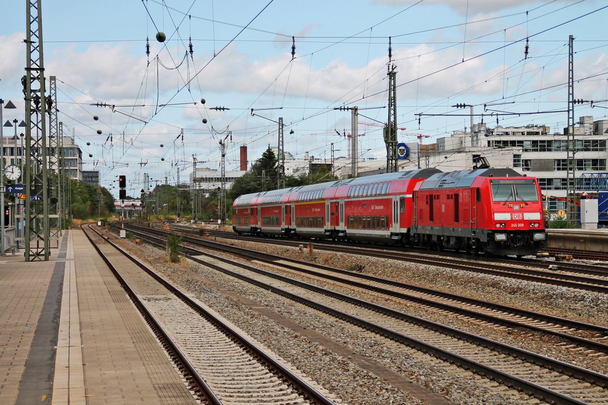 Nachschuss auf 245 009, als sie am 25.08.2015 ihren RE (Mühldorf - München Hbf) durch München Heimeranplatz in Richtung Zielbahnhof schiebte.