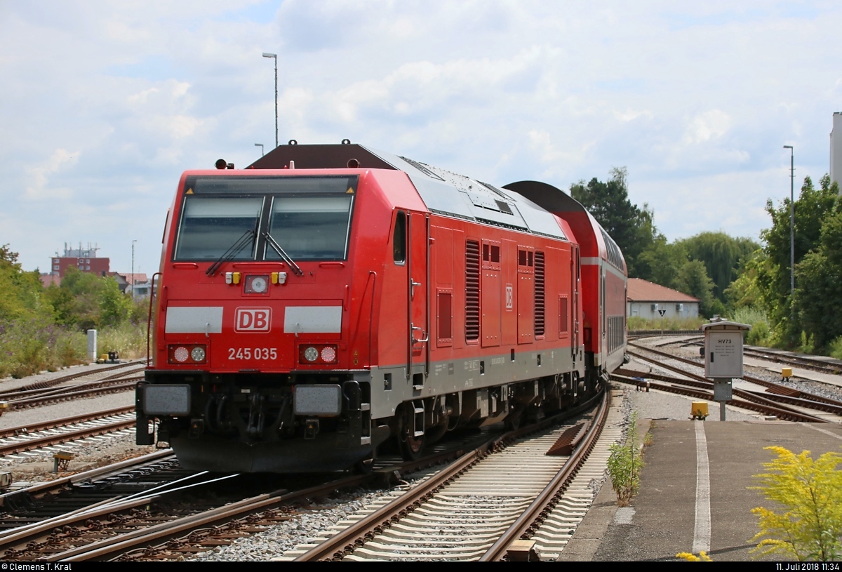 Nachschuss auf 245 035-1 der DB ZugBus Regionalverkehr Alb-Bodensee GmbH (RAB) (DB Regio Baden-Württemberg) als IRE 4211 bzw. RE 4211 von Stuttgart Hbf nach Lindau Hbf, der den Bahnhof Friedrichshafen Stadt auf Gleis 4 verlässt.
[11.7.2018 | 11:34 Uhr]