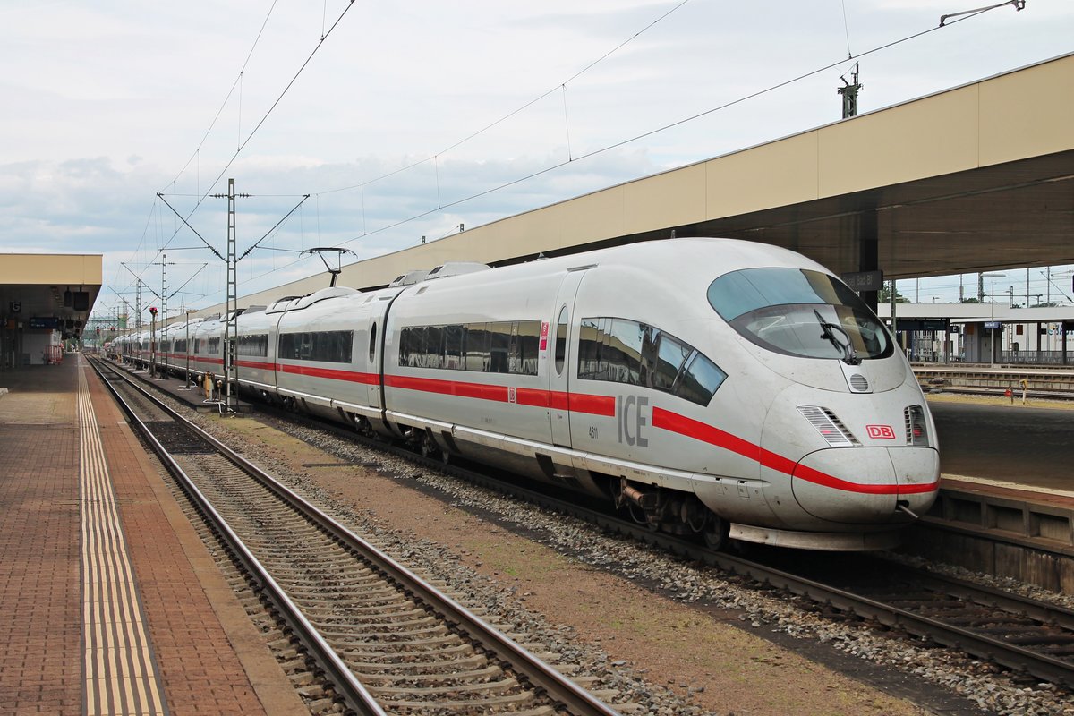 Nachschuss auf 401 011-7  Düsseldorf  (4611) als ICE 104 (Basel SBB - Amsterdam CS) am 13.07.2015, als dieser zusammen mit NS 406 053-9 (4653) als ICE 504 (Basel SBB - Köln Hbf) in den Badischen Bahnhof von Basel auf Gleis 4 einfuhren.