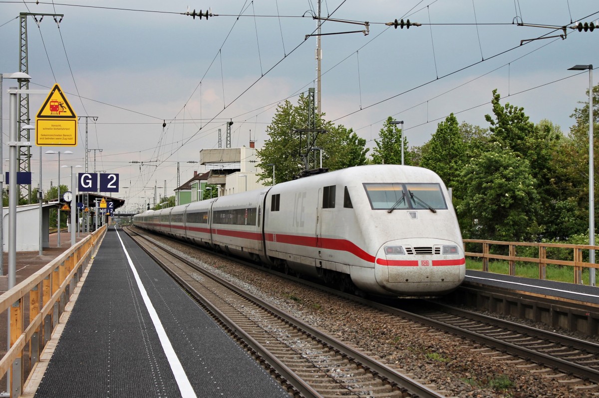 Nachschuss auf 401 084-9  Bruchsal  als dieser durch den Bahnhof von Müllheim (Baden) fuhr.