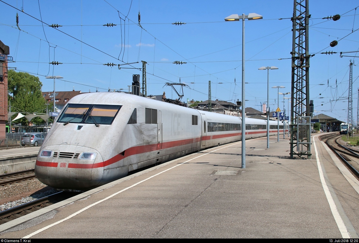Nachschuss auf 401 087-2 (Tz 187; seit 16.12.2017  Gießen , trägt aber immer noch  Mühldorf a. Inn ) als verspäteter ICE 370 (Linie 12) von Basel SBB (CH) nach Berlin Ostbahnhof, der den Bahnhof Offenburg auf Gleis 3 erreicht.
[13.7.2018 | 12:20 Uhr]