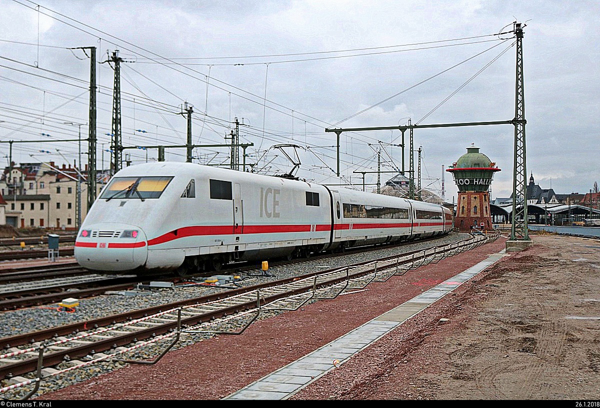 Nachschuss auf 401 515 (Tz 115  Regensburg ) als ICE 707 (Linie 18) von Hamburg-Altona nach München Hbf, der das Gleisvorfeld von Halle(Saale)Hbf durchfährt. Aufgenommen von der Delitzscher Straße. [26.1.2018 | 14:50 Uhr]