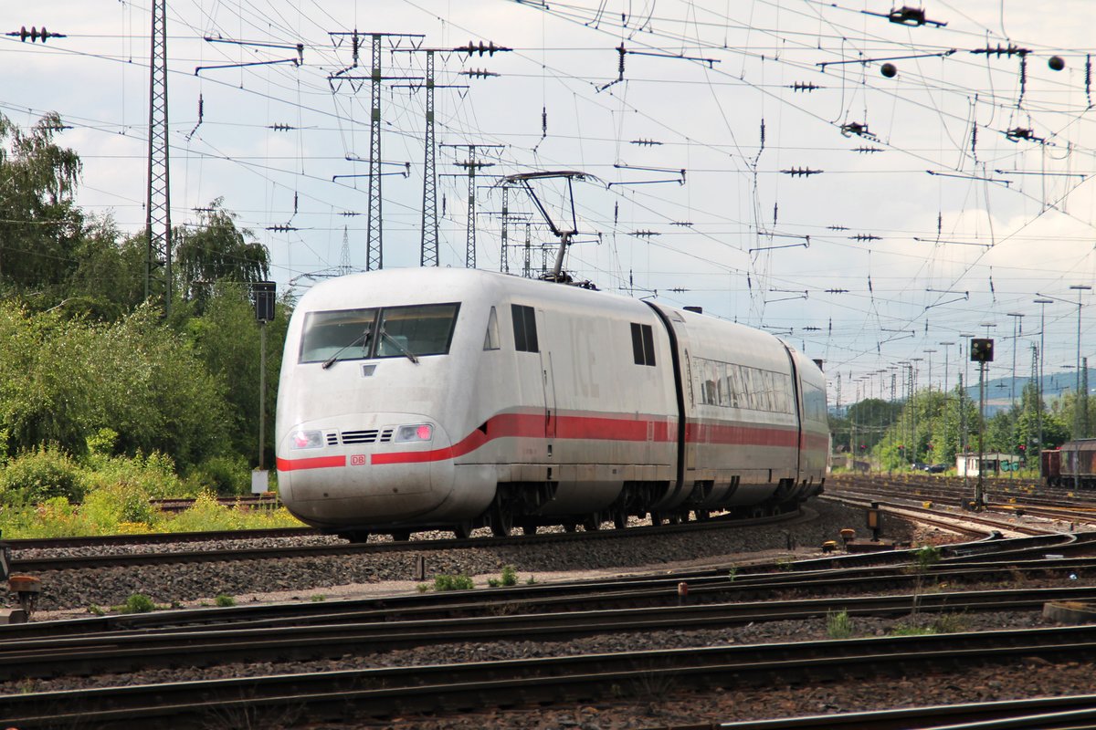 Nachschuss auf 401 518-6, als dieser am 18.06.2016 während dem Sommerfest vom DB Museum am Rangierbahnhof in Koblenz Lützel vorbei gen Norden fuhr.