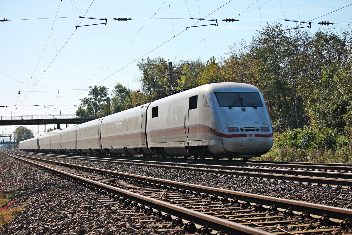 Nachschuss auf 401 575-6 am 19.10.2014, als dieser durch den Bahnhof von Orschweier fuhr.