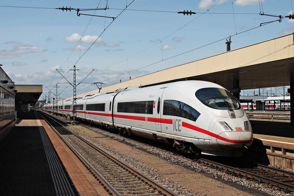 Nachschuss auf 406 511-6 (4611)  Düsseldorf  der am 08.07.2015 als ICE 104 (Basel SBB - Amsterdam CS) zusammen mit 406 080-2 (4680)  Würzburg  als ICE 504 (Basel SBB - Köln Hbf) in den Badischen Bahnhof von Basel einfuhren.