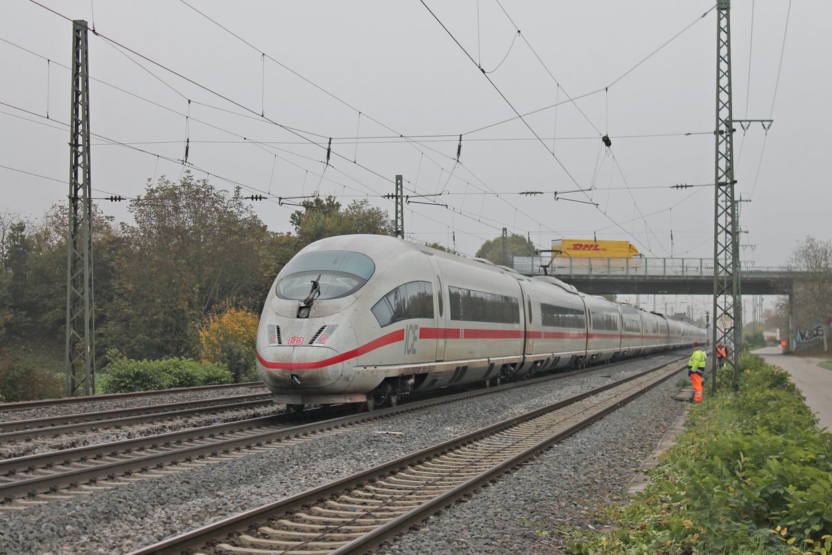 Nachschuss auf 406 556-4 als ICE ___ (Köln Hbf - Basel SBB) am 31.10.2016, als dieser zusammen mit 403 559-8  Leverkusen  als ICE ___ (Dortmund Hbf - Basel SBB) durch den Bahnhof von Müllheim (Baden) in RIchtung Basel fuhren.