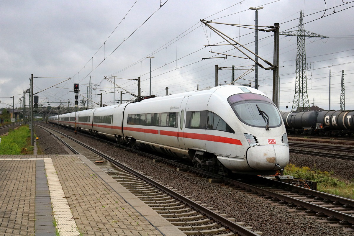 Nachschuss auf 411 060 (Tz 1160  Markt Holzkirchen ) und 411 052 (Tz 1152  Travemünde ) als ICE 1513  Arkona  (Linie 28) von Ostseebad Binz nach München Hbf, die den Bahnhof Bitterfeld auf Gleis 3 verlassen. [24.9.2017 | 15:32 Uhr]