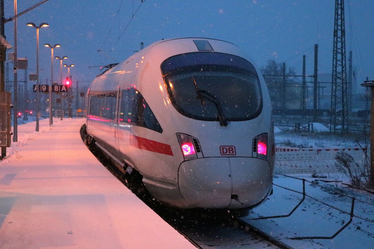Nachschuss auf 411 066 (Tz 1166  Bingen am Rhein ) als ICE 1538 (Linie 15) von Berlin Hbf (tief) nach Frankfurt(Main)Hbf, der Halle(Saale)Hbf auf Gleis 8 bei Schneefall verlässt. [3.12.2017 | 16:16 Uhr]