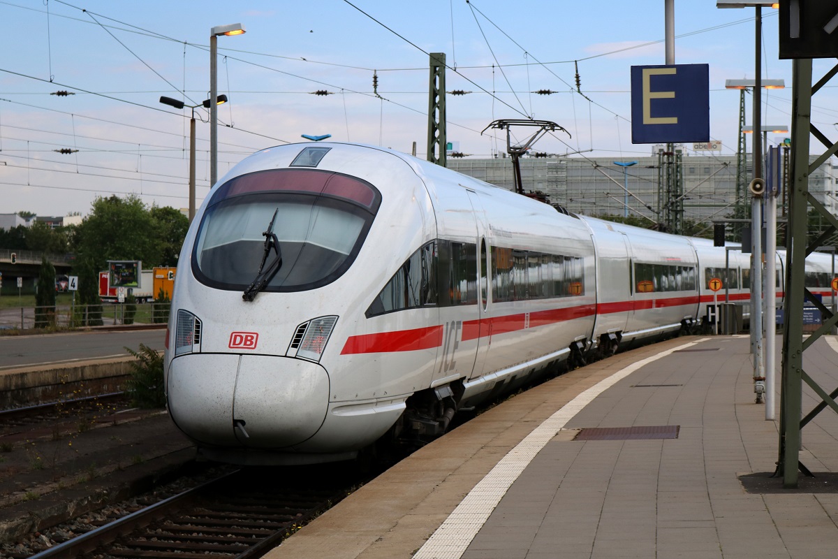 Nachschuss auf 411 078 (Tz 1178  Ostseebad Warnemünde ) als ICE 1533 (Linie 15) von Darmstadt Hbf nach Berlin Hbf (tief) bei der Abfahrt in Halle(Saale)Hbf. [14.7.2017 - 9:56 Uhr]