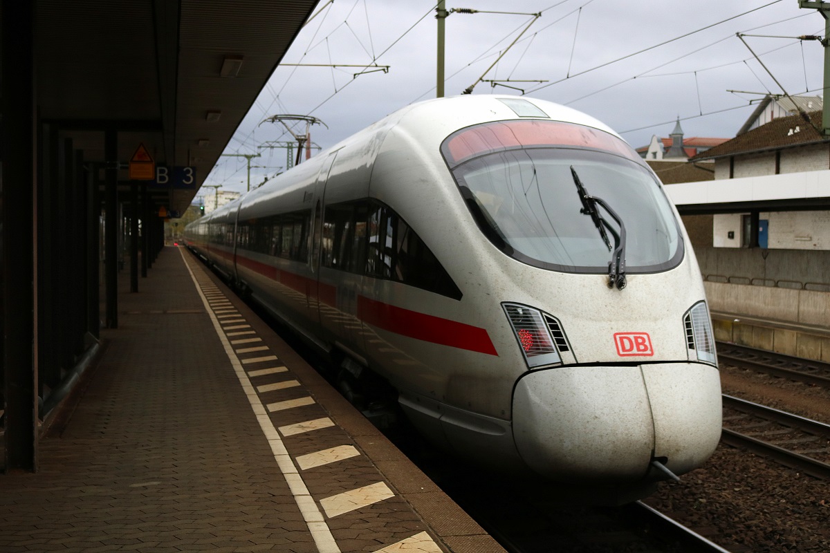 Nachschuss auf 411 517 (Tz 1117  Erlangen ) als ICE 1652 (Linie 50.1) von Leipzig Hbf nach Wiesbaden Hbf über Kassel-Wilhelmshöhe, der den Bahnhof Fulda auf Gleis 3 verlässt. [22.10.2017 | 11:51 Uhr]