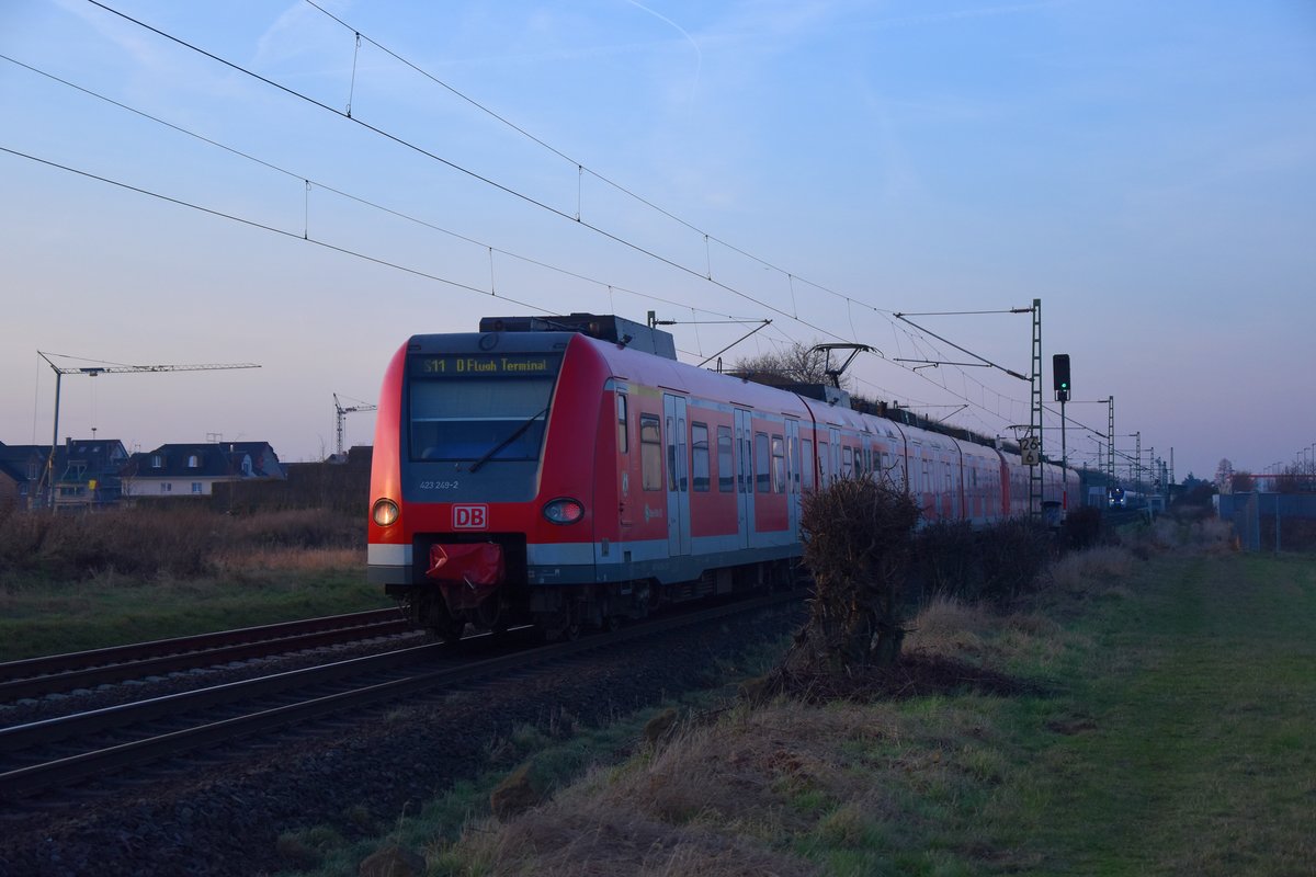 Nachschuß auf den 423 249-2 der auf der S11 nach Düsseldorf Flughafen Terminal unterwegs ist. Gleich wird er Zug in Allerheiligen einen Halt einlegen. Freitag 16.12.2016