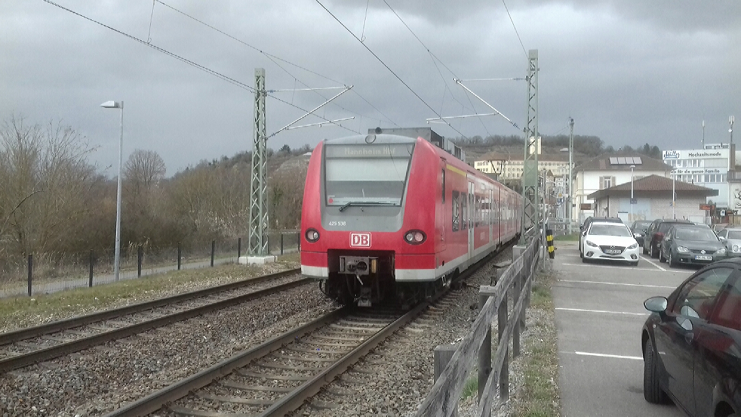 Nachschuß auf den 425 536 der als RE3 nach Mannheim Hbf hier gerade Gundelsheim am Neckar durcheilt. Donnerstag den 7.3.2019