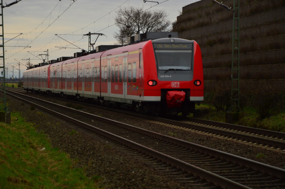 Nachschuß auf den 425 578-0 als RE6a auf dem Weg zum Flughafen Köln/Bonn.
Allerheiligen den 22.12.2015