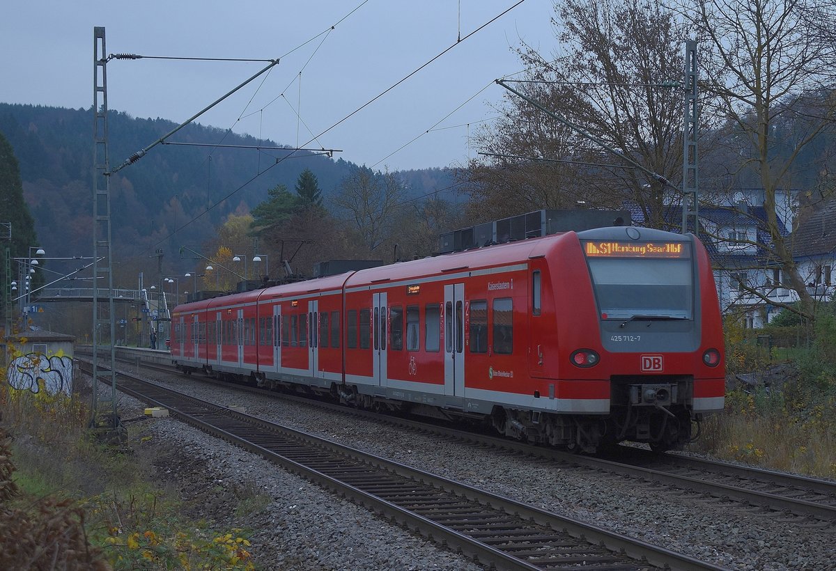 Nachschuß auf den 425 712 bei der Einfahrt in Neckargerach. 26.11.2016