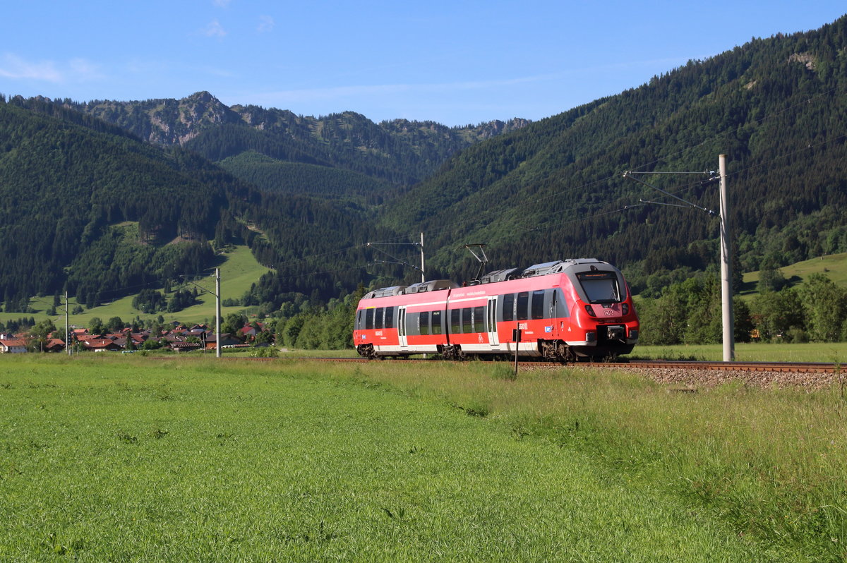 Nachschuss auf 442 010 bei Unterammergau.

Unterammergau, 3. Juni 2018 