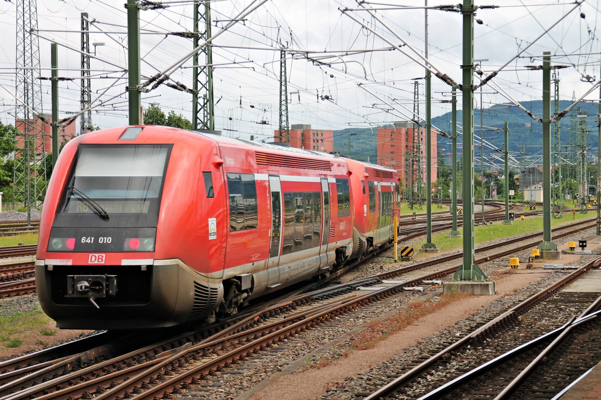 Nachschuss auf 641 010  Klettgau , als dieser zusammen mit 641 013  Basel  am 13.06.2016 als RB (Basel Bad Bf - Lauchringen) aus dem Stratbahnhof in RIchutng Hochrheinbahn fuhren.