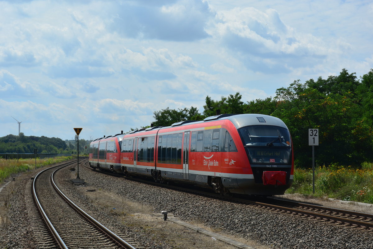 Nachschuss auf 642 193 und 642 189 als RE10 nach Erfurt bei der Ausfahrt in Güsten.

Güsten 02.08.2017