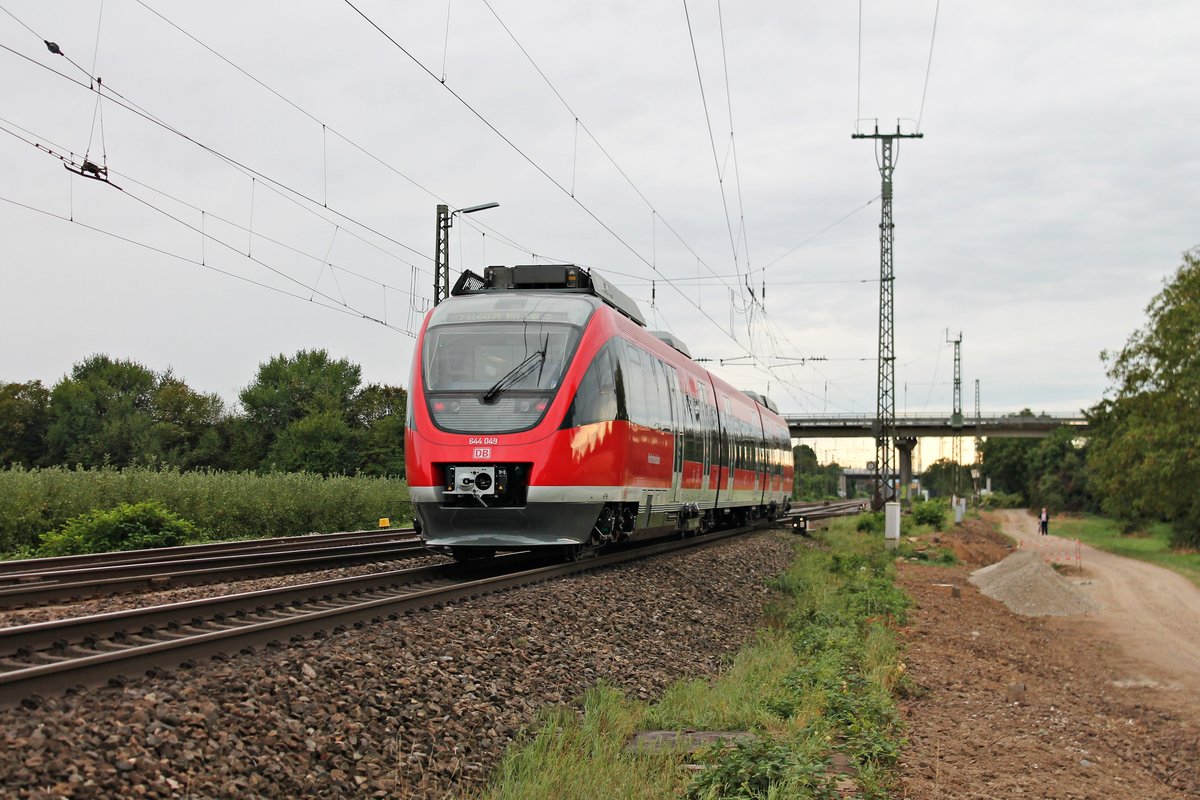 Nachschuss auf 644 049, der am 16.09.2016 auf dem Weg vom Werk Freiburg (Breisgau) als Leerfahrt in Richtung Heimat-BW war, hier bei Müllheim (Baden) unterwegs.