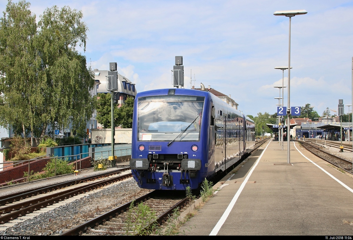 Nachschuss auf 650 553 und 650 558 (VT 63 und VT 68 | Stadler Regio-Shuttle RS1) der Bodensee-Oberschwaben-Bahn GmbH & Co. KG (BOB) als BOB87568 von Friedrichshafen Hafen nach Aulendorf, die den Bahnhof Friedrichshafen Stadt auf Gleis 2 erreichen.
[11.7.2018 | 11:06 Uhr]