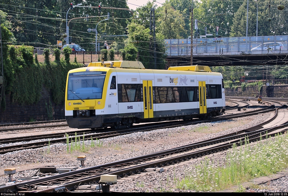 Nachschuss auf 650 581-1 (VT 519 | Stadler Regio-Shuttle RS1) der Südwestdeutschen Landesverkehrs-AG (SWEG) als Tfzf, die den Bahnhof Offenburg in südlicher Richtung verlässt.
[13.7.2018 | 12:05 Uhr]