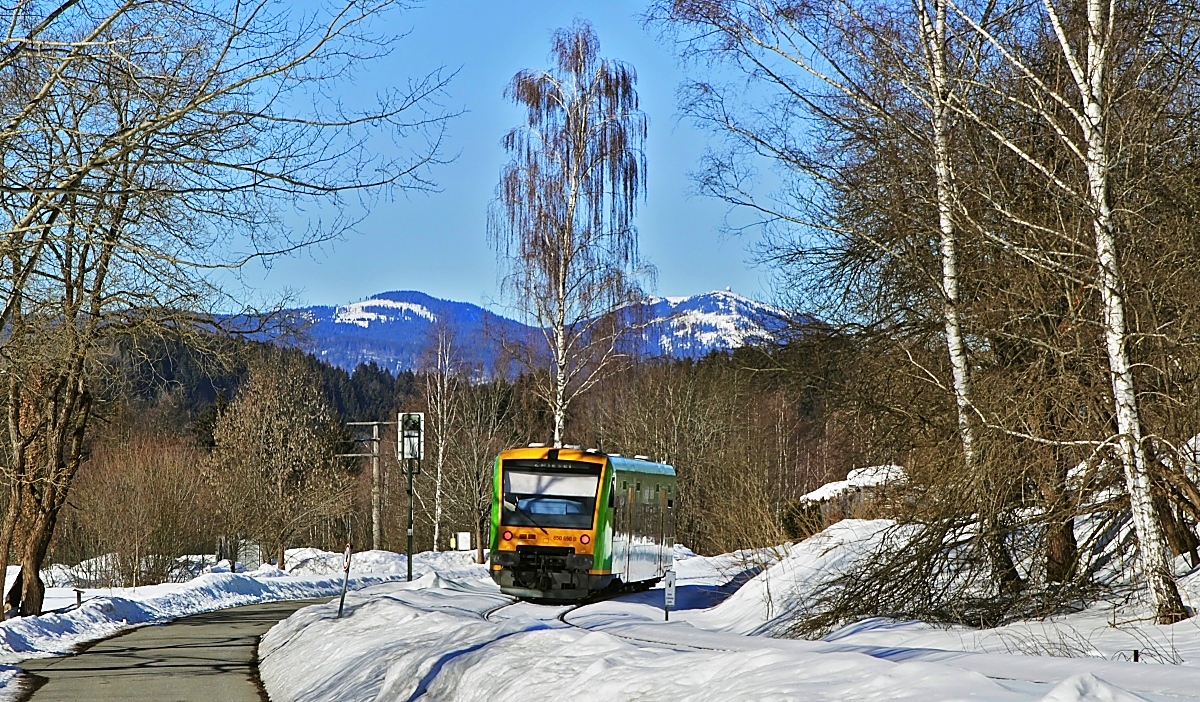 Nachschuss auf 650 650, der am 15.02.2019 Frauenau in Richtung Zwiesel verlässt, im Hintergrund der große Arber (1.456 m)