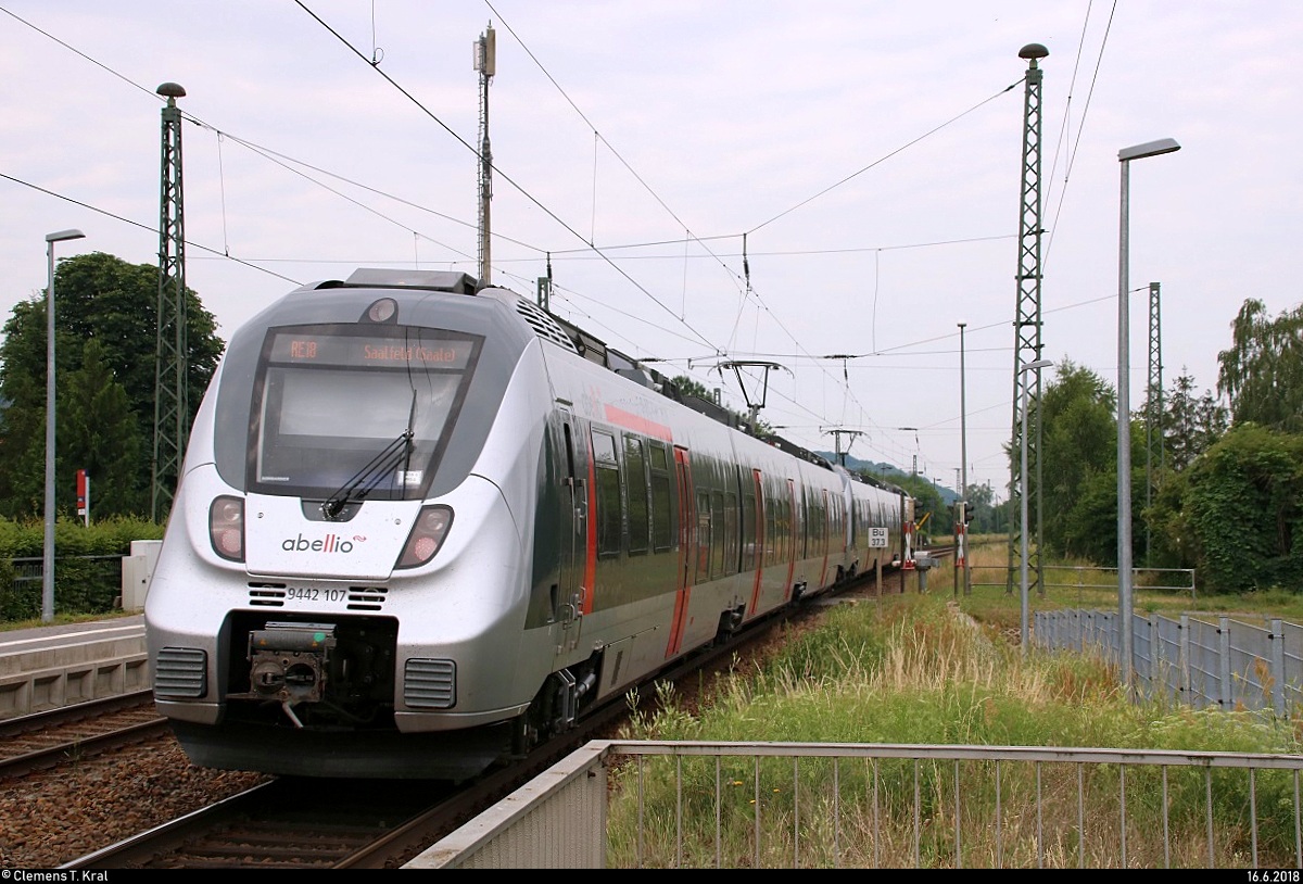 Nachschuss auf 9442 107 und 9442 ??? (Bombardier Talent 2) von Abellio Rail Mitteldeutschland als RE 74582 (RE18) von Halle(Saale)Hbf nach Saalfeld(Saale), die den Hp Leißling auf der Bahnstrecke Halle–Bebra (KBS 580) verlassen.
[16.6.2018 | 9:40 Uhr]