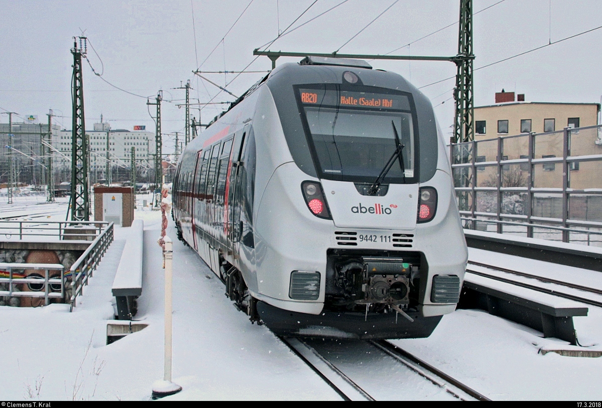 Nachschuss auf 9442 111 (Bombardier Talent 2) von Abellio Rail Mitteldeutschland als verspätete RB 74827 (RB20) von Weißenfels, die ihren Endbahnhof Halle(Saale)Hbf Gl. 13a Richtung Abstellung verlässt. [17.3.2018 | 17:40 Uhr]