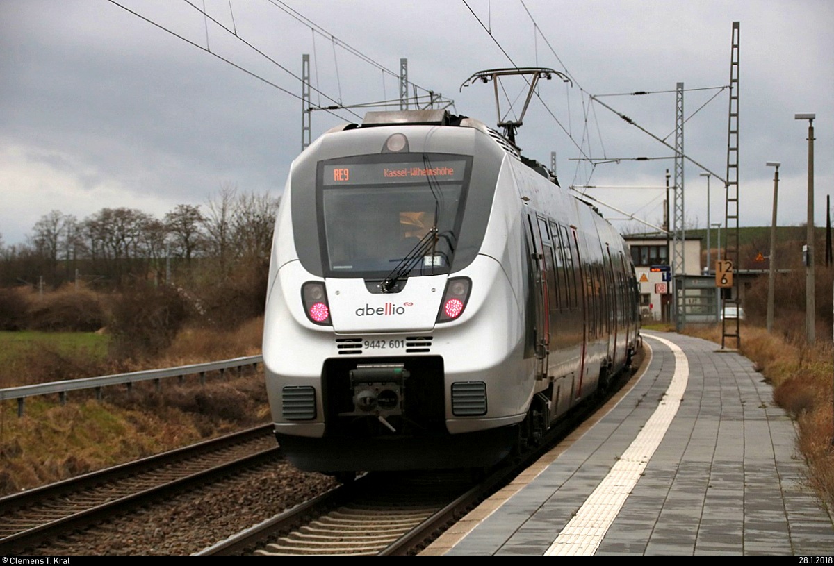 Nachschuss auf 9442 601 (Bombardier Talent 2) von Abellio Rail Mitteldeutschland als RE 74712 (RE9) von Halle(Saale)Hbf nach Kassel-Wilhelmshöhe, der den Hp Zscherben auf der Bahnstrecke Halle–Hann. Münden (KBS 590) durchfährt. [28.1.2018 | 15:12 Uhr]