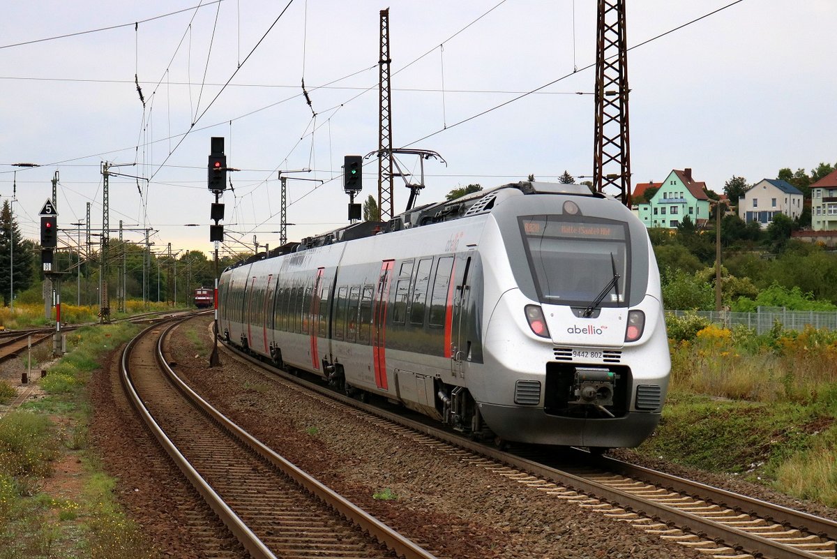 Nachschuss auf 9442 802 (Bombardier Talent 2) von Abellio Rail Mitteldeutschland als RB 74613 (RB20) von Eisenach nach Halle(Saale)Hbf Gl. 13a, die Naumburg(Saale)Hbf auf Gleis 1 soeben verlassen hat. [9.9.2017 - 9:55 Uhr]