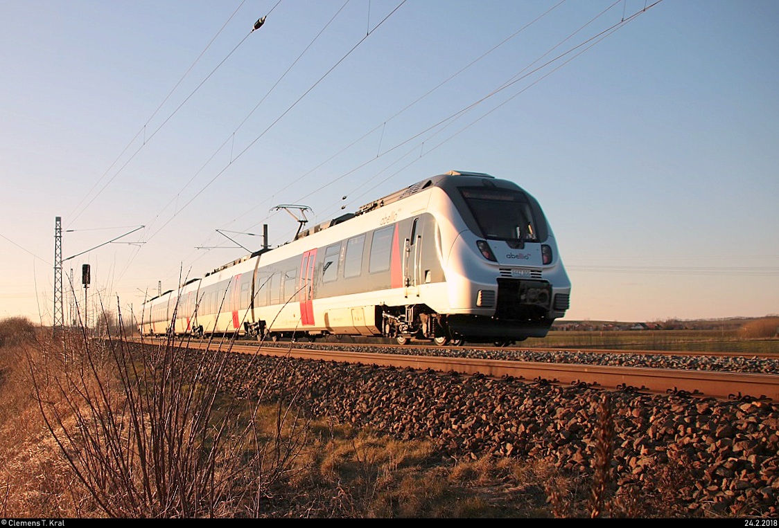 Nachschuss auf 9442 806 (Bombardier Talent 2) von Abellio Rail Mitteldeutschland als RB 74784 (RB75) von Halle(Saale)Hbf nach Lutherstadt Eisleben, die am Roßgraben in Angersdorf auf der Bahnstrecke Halle–Hann. Münden (KBS 590) fährt. Bild wurde neu zugeschnitten. [24.2.2018 | 16:52 Uhr]