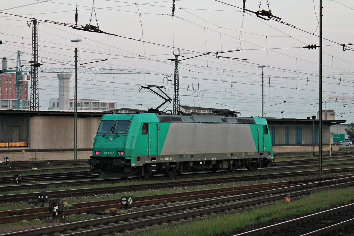 Nachschuss auf Alpha Trains/RheinCargo 185 618-6, als sie als Lokzug aus Richtung Rangierbahnhof Muttenz zum Abstellgleis in Basel Bad Bf fuhr. Zuvor brachte sie einen Kesselzug in die Schweiz.