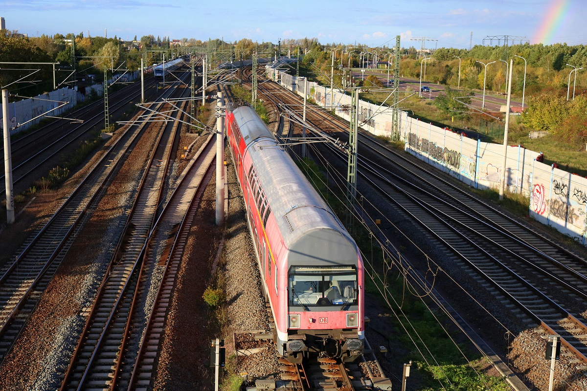 Nachschuss auf DABbuzfa 760 mit Zuglok 143 903 der S-Bahn Mitteldeutschland (DB Regio Südost) als S 37751 (S7) von Halle-Nietleben nach Halle(Saale)Hbf Gl. 13a, die den Abzweig Thüringen (At) passiert. Aufgenommen von der Brücke Dieselstraße in Halle (Saale).
Wer erkennt den Regenbogen auf diesem Bild? [3.10.2017 | 17:13 Uhr]