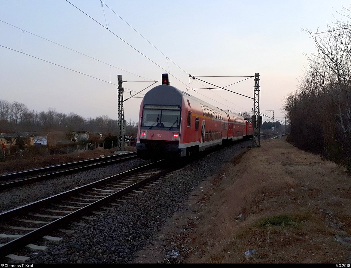 Nachschuss auf DABbuzfa 760 mit Zuglok 143 034-7 der S-Bahn Mitteldeutschland (DB Regio Südost) als S 37755 (S7) von Halle-Nietleben nach Halle(Saale)Hbf Gl. 13a, die den Hp Halle Zscherbener Straße auf der Bahnstrecke Merseburg–Halle-Nietleben (KBS 588) verlässt. [5.3.2018 | 17:56 Uhr]