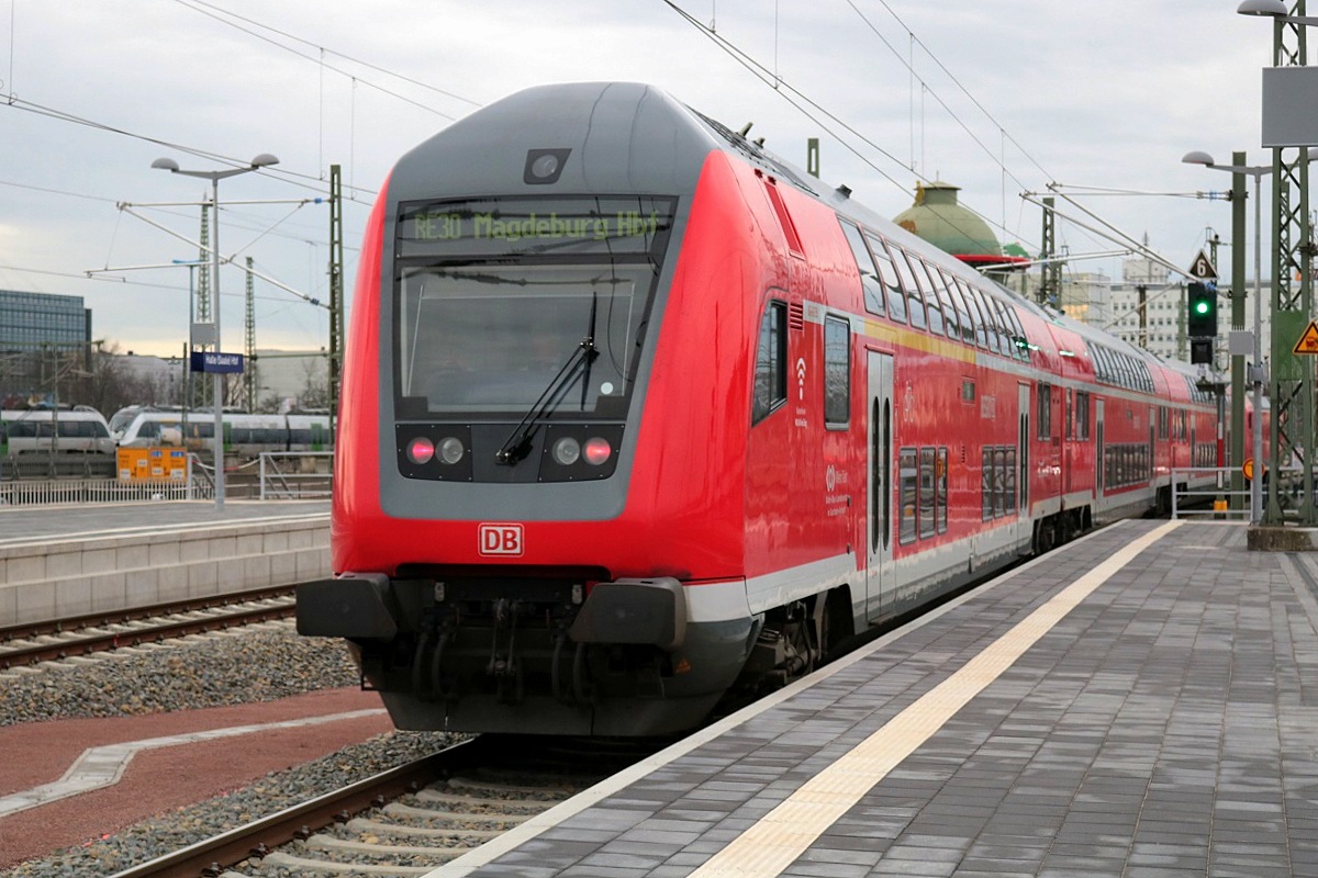 Nachschuss auf DABpbzfa mit Zuglok 146 018 der Elbe-Saale-Bahn (DB Regio Südost) als RE 16322 (RE30) nach Magdeburg Hbf, der seinen Startbahnhof Halle(Saale)Hbf auf Gleis 10 E-G verlässt. [27.12.2017 | 14:15 Uhr]